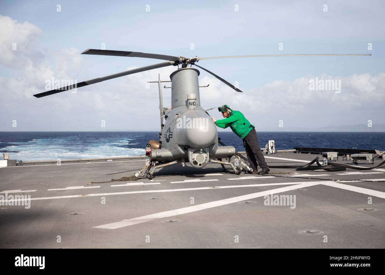 220214-N-LI768-1039 MER DES PHILIPPINES (FÉV 14, 2022) – Joshua Trevino, technicien en électronique de l'aviation de la classe 2nd, de Victoria, Texas, affecté aux « Blackjacks » de l'Escadron de combat de la mer (HSC) 21, effectue un contrôle préalable au vol pour un scout d'incendie MQ-8B à bord du navire de combat littoral Independence-variant USS Tulsa (LCS 16). Tulsa, qui fait partie du Destroyer Squadron (DESRON) 7, est sur un déploiement rotatif, opérant dans la zone d'exploitation de la flotte américaine 7th afin d'améliorer l'interopérabilité avec les partenaires et de servir de force de réaction prête à l'appui d'une région Indo-Pacifique libre et ouverte. (É.-U. Marine Banque D'Images