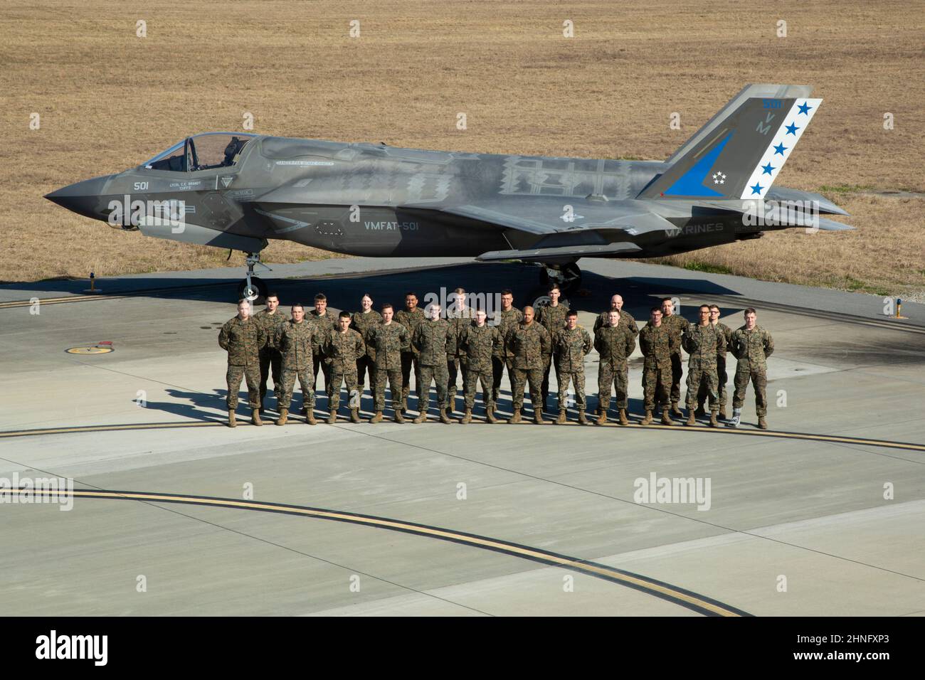 Les Marines, avec le Marine Fighter Attack Training Squadron 501, Marine Aircraft Group 31, se tiennent en formation pour une photo d'atelier, à la Marine corps Air Station Beaufort, S.C. le 14 février 2022. Les photos de magasin sont utilisées pour documenter le personnel en temps réel. Banque D'Images