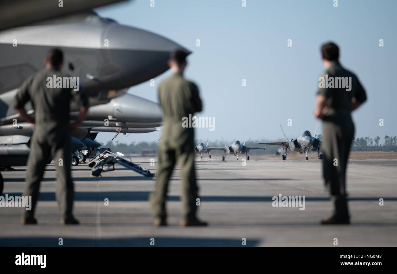 Des aviateurs américains affectés au 308th Fighter Squadron, Luke Air Force base, Arizona, regardent le F-35A Lightning IIS taxi la ligne de vol à Tyndall AFB, Floride, le 27 janvier 2022. Le F-35s de Luke s'est rendu à Tyndall pour participer à un exercice d'entraînement de capstone conçu pour stimuler un environnement de combat. (É.-U. Photo de la Force aérienne par Airman classe 1st Anabel Del Valle) Banque D'Images