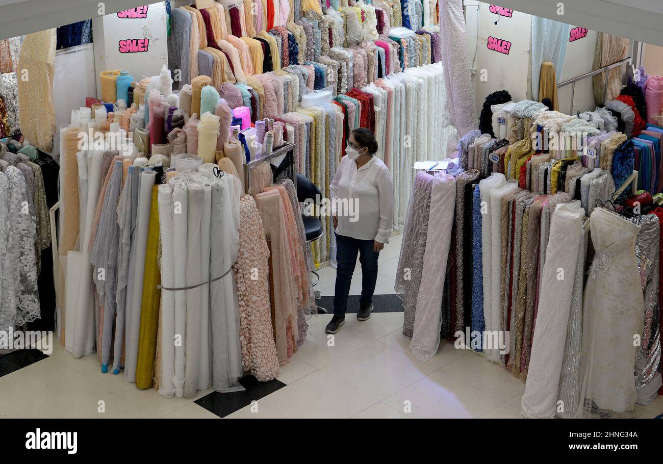 Bangkok, Thaïlande. 15th févr. 2022. Une vue générale d'un magasin de textile dans Little India, Phahuri marché dans le centre-ville de Bangkok.le secteur est à 5 minutes à pied du quartier chinois de Bangkok et se vante de l'économie d'une grande communauté Sikh du nord-ouest. Crédit : SOPA Images Limited/Alamy Live News Banque D'Images
