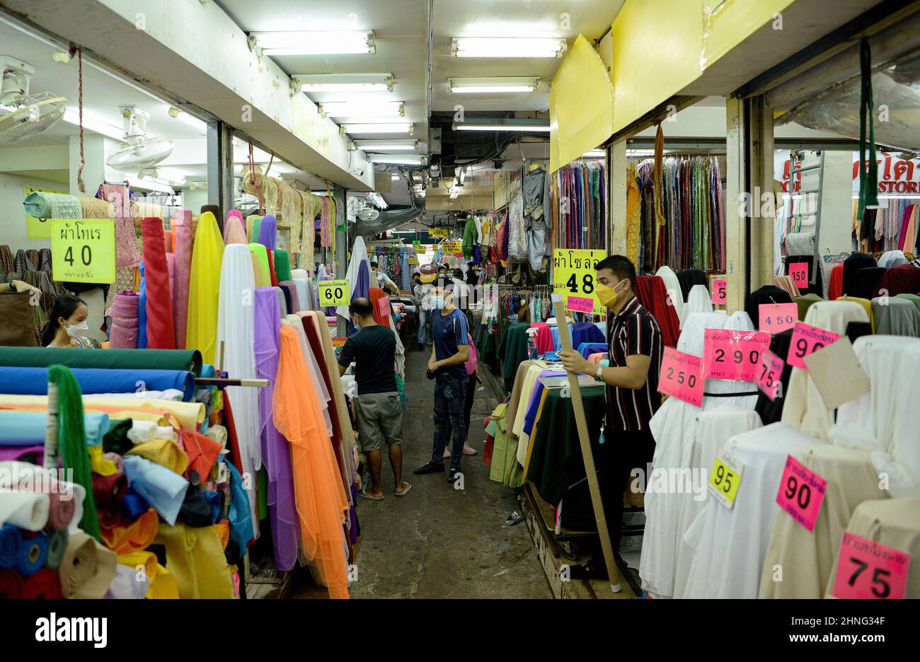 Bangkok, Thaïlande. 15th févr. 2022. Une vue générale d'une boutique de textile dans Little India, Phahuri Market dans le centre-ville de Bangkok.le secteur est à 5 minutes à pied du quartier chinois de Bangkok et se vante de l'économie d'une grande communauté Sikh du nord-ouest. Crédit : SOPA Images Limited/Alamy Live News Banque D'Images