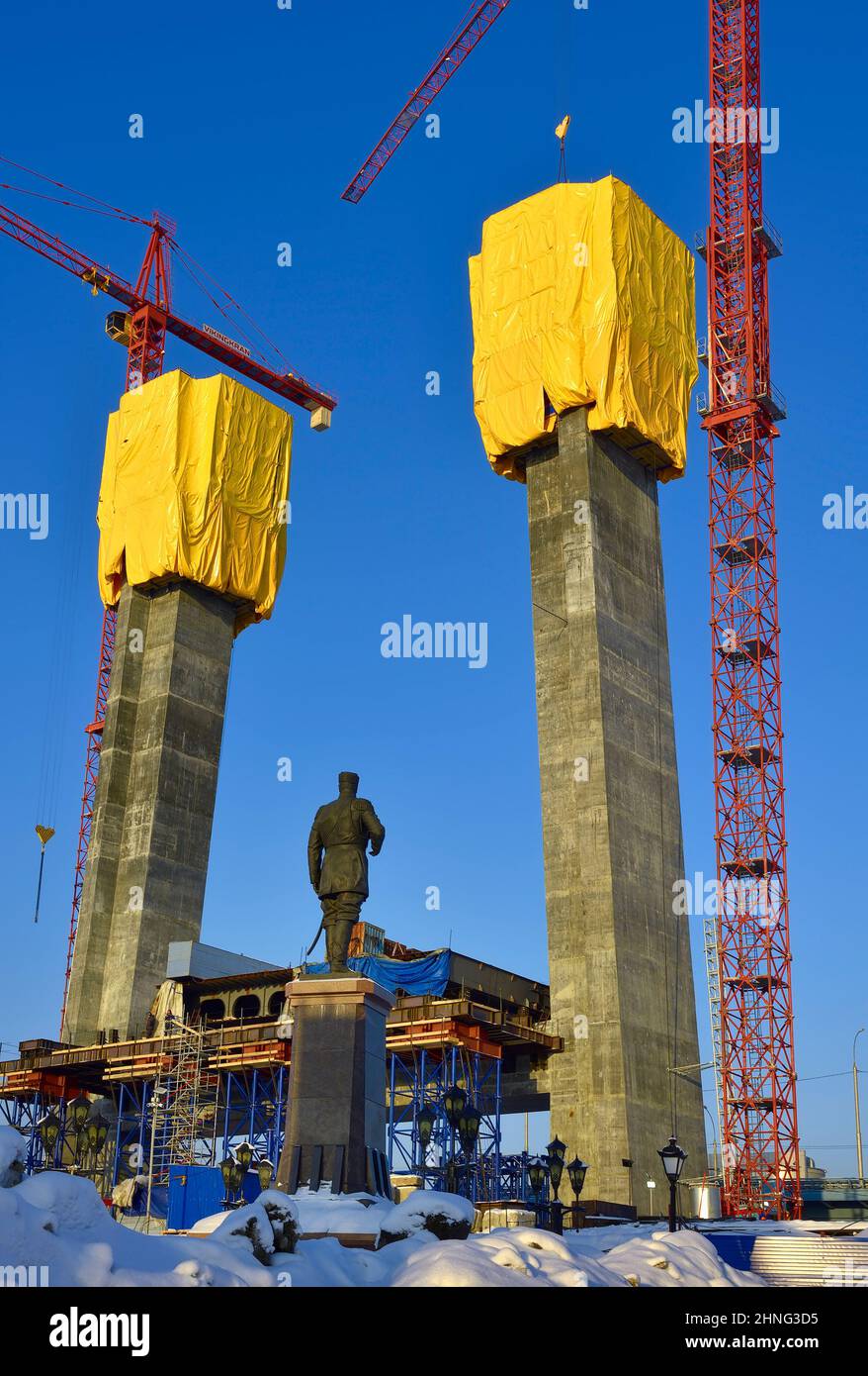Novosibirsk, Sibérie, Russie, 01.29.2022. Construction des piliers du pont central. Monument à l'empereur Alexandre III sur un chantier de construction Banque D'Images