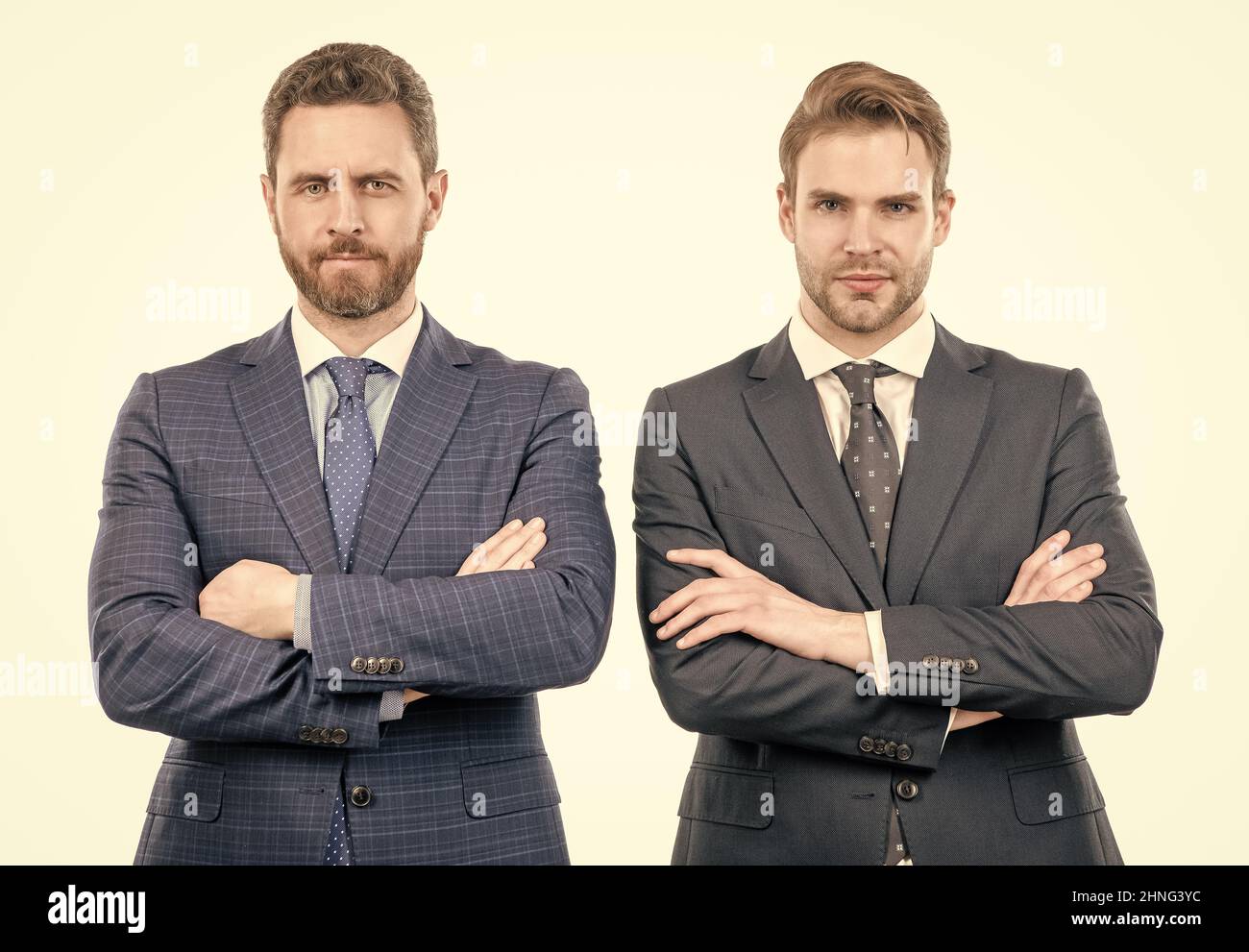 deux hommes d'affaires confiants en costume ont des mains croisées isolées sur blanc, la mode formelle Banque D'Images
