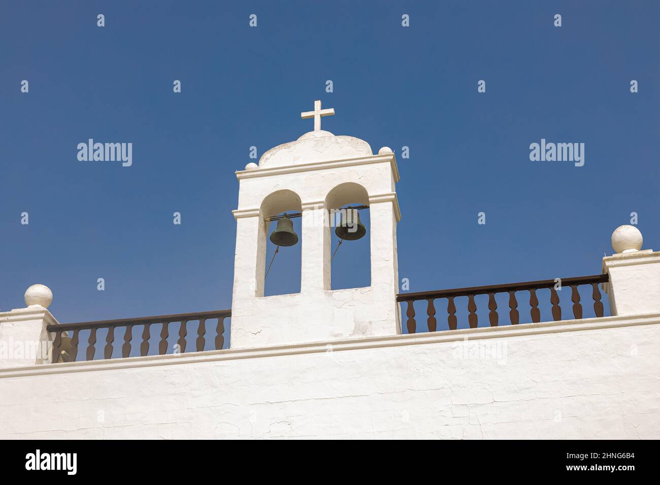 Clocher blanc d'une église sur ciel bleu. Banque D'Images