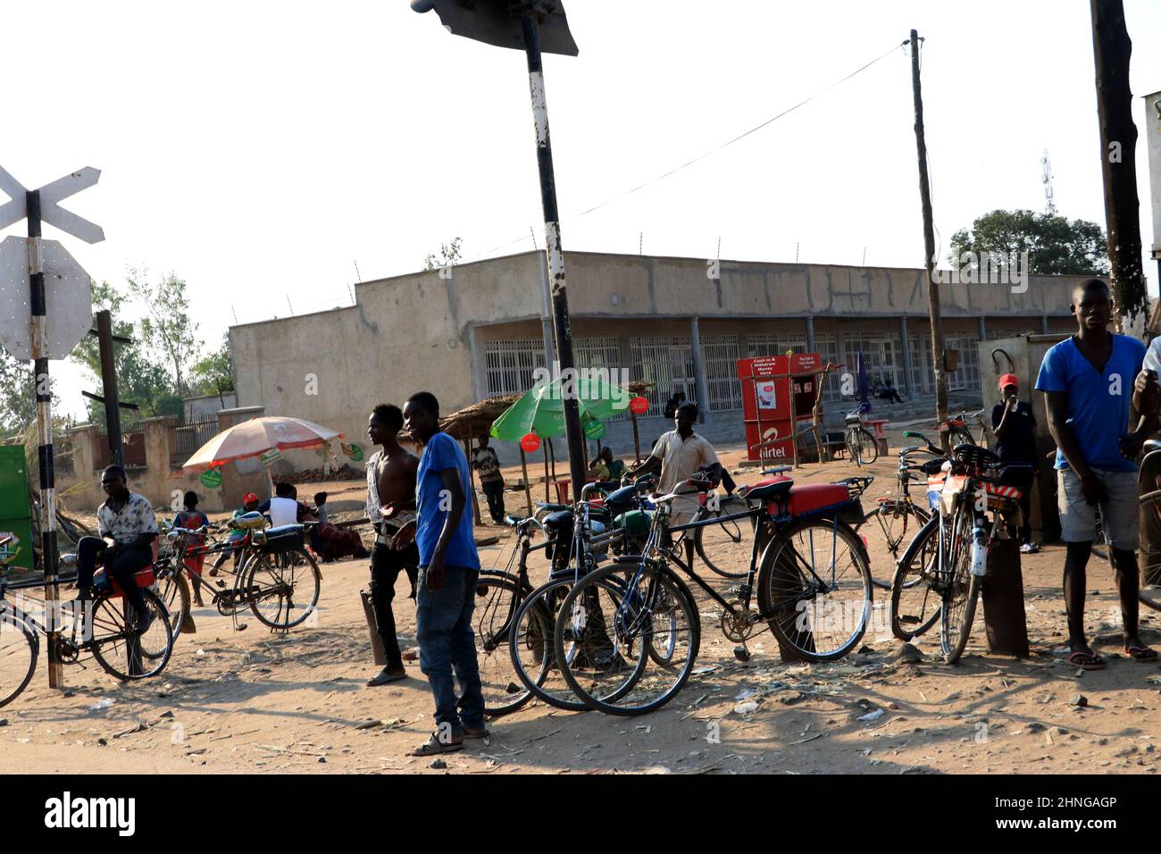 Les cyclistes attendent des clients au centre commercial de Salima qui est sur le chemin du lac Malawi. La bicyclette est le mode de transport le plus courant. Malawi. Banque D'Images