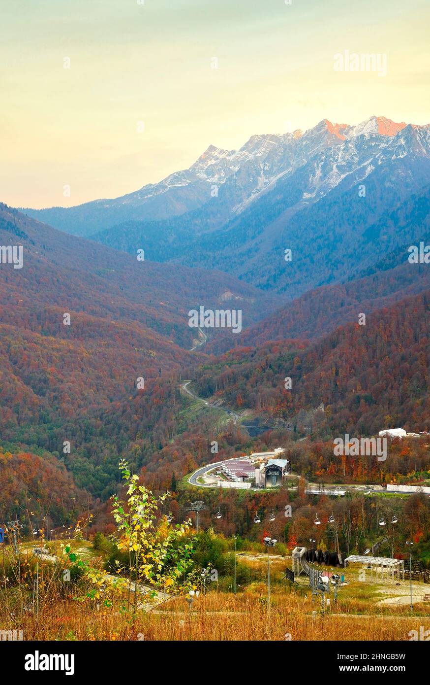 La vallée de la rivière Mzymta au milieu des rochers sous le ciel du soir. Rosa Khutor, Sotchi, Russie, 2021 Banque D'Images