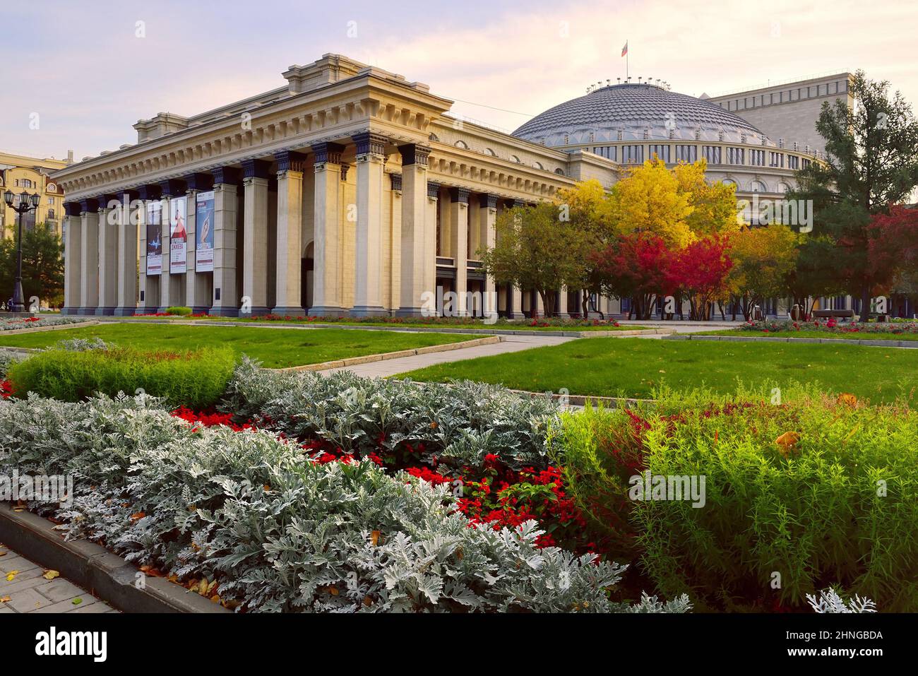 Novosibirsk / Sibérie/Russie-09.20.2020: Opéra en automne. Le bâtiment du plus grand opéra et théâtre de ballet de Russie, construit dans le style de Stali Banque D'Images