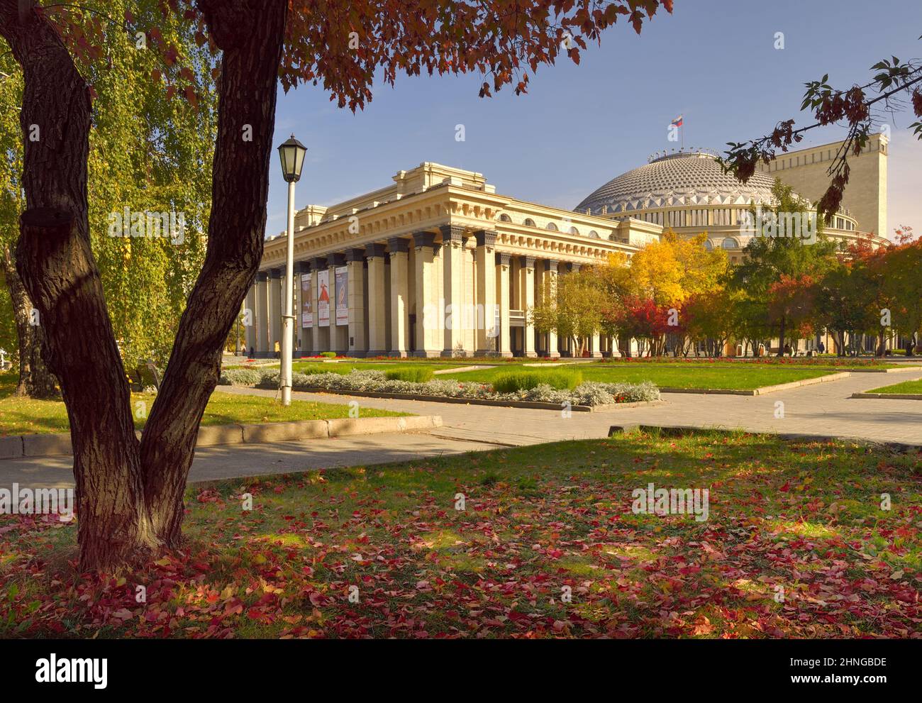 Novosibirsk / Sibérie/Russie-09.20.2020: Opéra en automne. Le bâtiment du plus grand opéra et théâtre de ballet de Russie, construit dans le style de Stali Banque D'Images