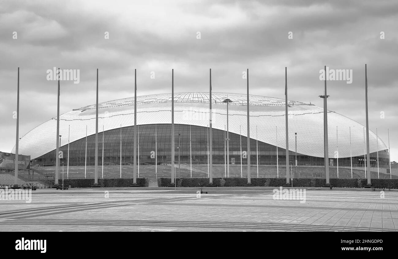 Adler, Sotchi, Russie, 11.01.2021. Le parc des Jeux Olympiques d'hiver de 2014. La tour de la fontaine est la coupe de la flamme olympique sous le ciel du matin Banque D'Images
