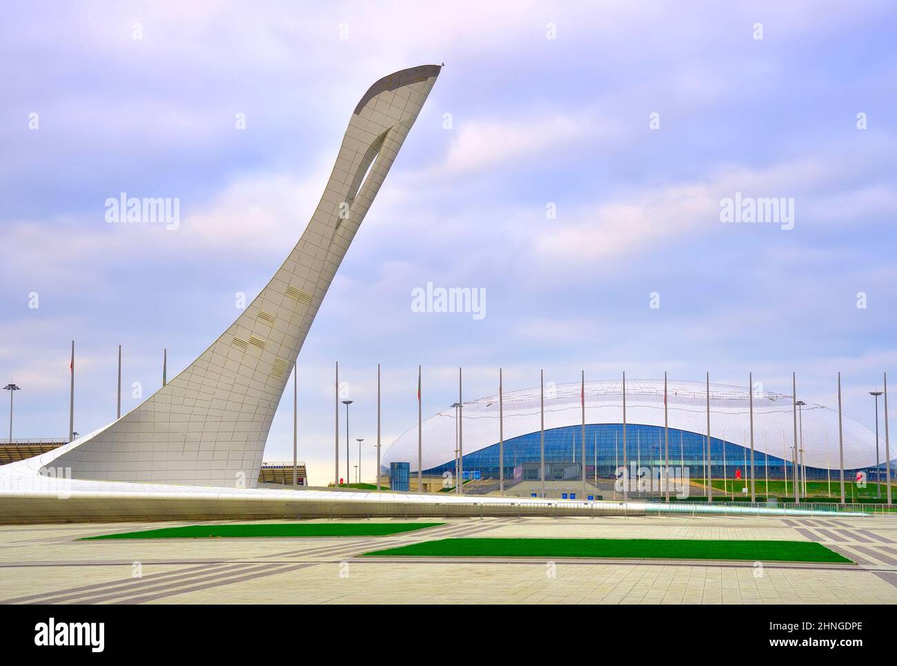 Adler, Sotchi, Russie, 11.01.2021. Le parc des Jeux Olympiques d'hiver de 2014. Place de la médaille à la fontaine sous forme d'ailes d'un fabuleux Firebird, Banque D'Images