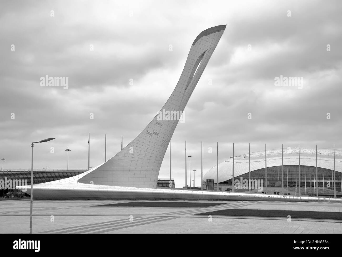 Adler, Sotchi, Russie, 11.01.2021. Le parc des Jeux Olympiques d'hiver de 2014. Place de la médaille à la fontaine sous forme d'ailes d'un fabuleux Firebird, Banque D'Images