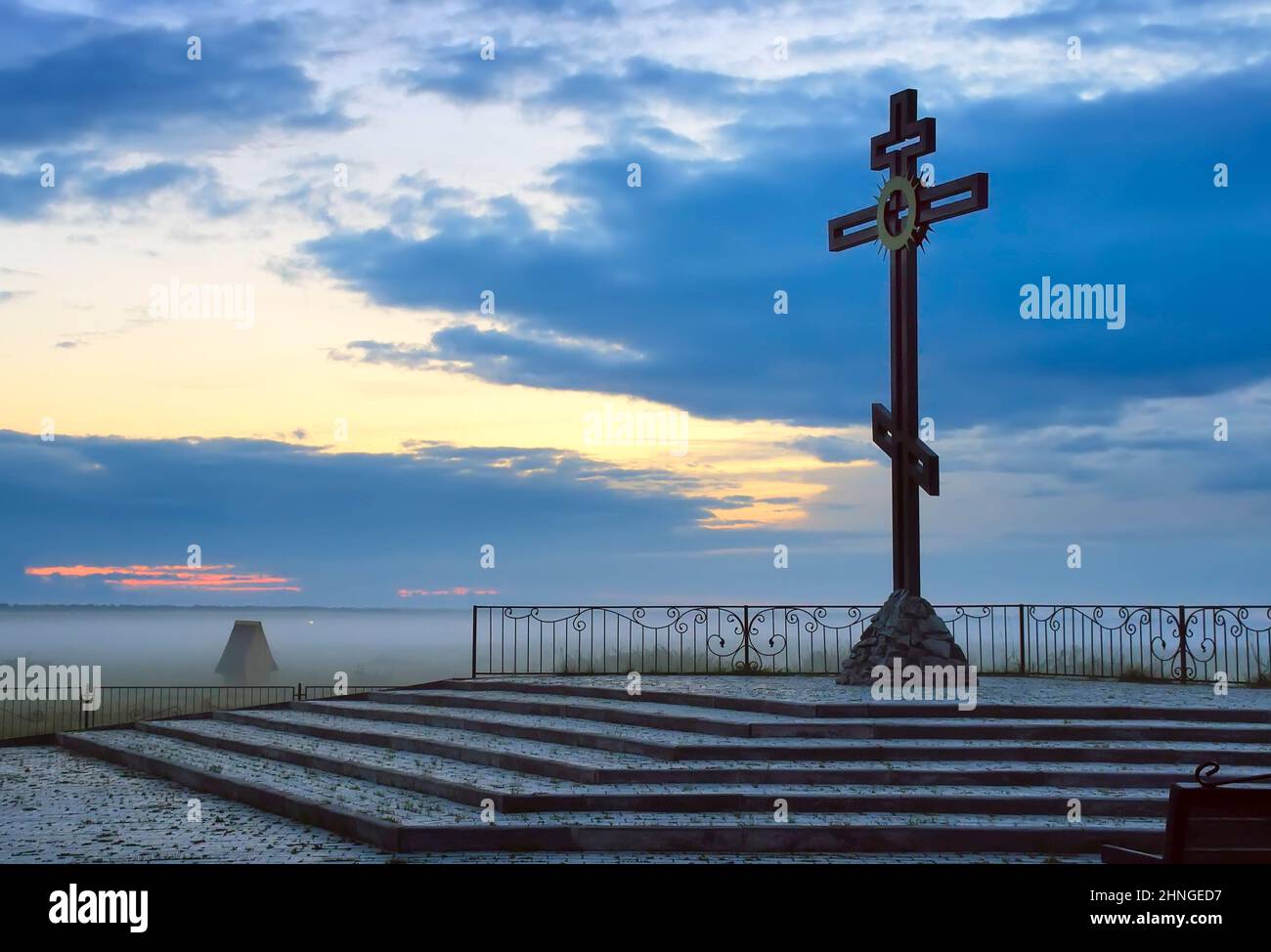 Memorial Cross à l'aube. Le lieu de la dernière bataille des cosaques russes avec Khan Kuchum en 1598. Région de Novosibirsk, Sibérie, Russie, 2018 Banque D'Images