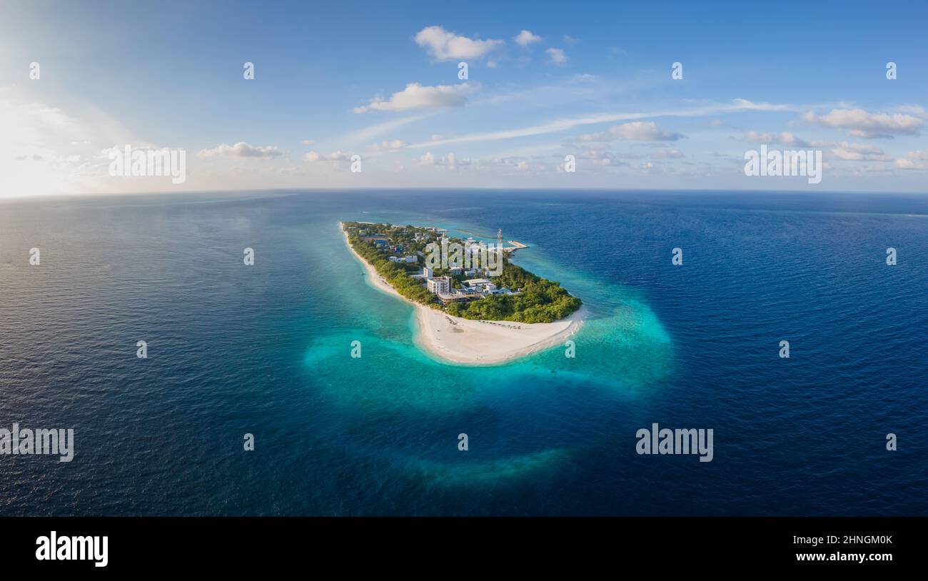 Île tropicale avec plage blanche et eau turquoise aux Maldives. Destination idyllique de vacances d'été. Hôtel de luxe. Wi chaud et ensoleillé Banque D'Images