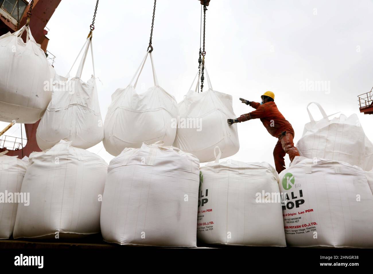 LIANYUNGANG, CHINE - le 17 FÉVRIER 2022 - les Dockers déchargent l'engrais agricole de printemps d'un navire de cargaison à quai 4 du port de Lianyungang à Lianyungang Banque D'Images