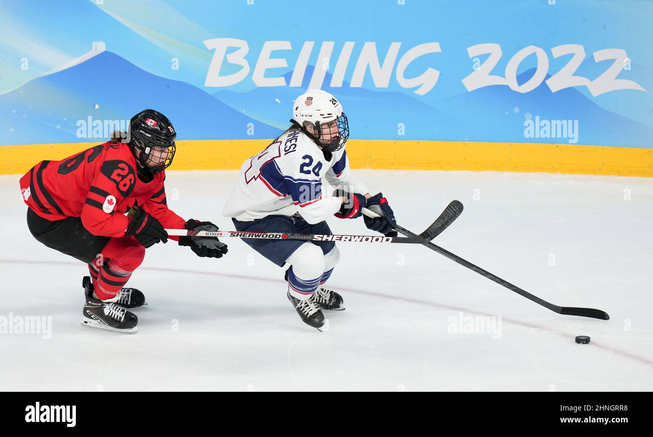 Pékin, Chine. 17th févr. 2022. Dani Cameranesi (R) des États-Unis rivalise avec Emily Clark du Canada pendant le match de médaille d'or des femmes de hockey sur glace des Jeux olympiques d'hiver de Beijing 2022 entre le Canada et les États-Unis au Wukesong Sports Centre de Beijing, capitale de la Chine, le 17 février 2022. Credit: Meng Yongmin/Xinhua/Alamy Live News Banque D'Images