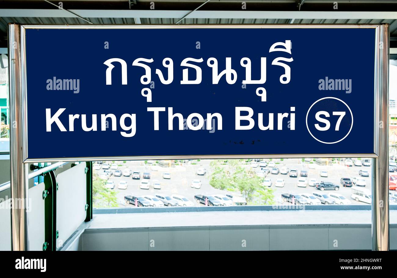Connectez-vous en anglais et en thaï à une plate-forme de train sur le train aérien BTS de Bangkok Banque D'Images