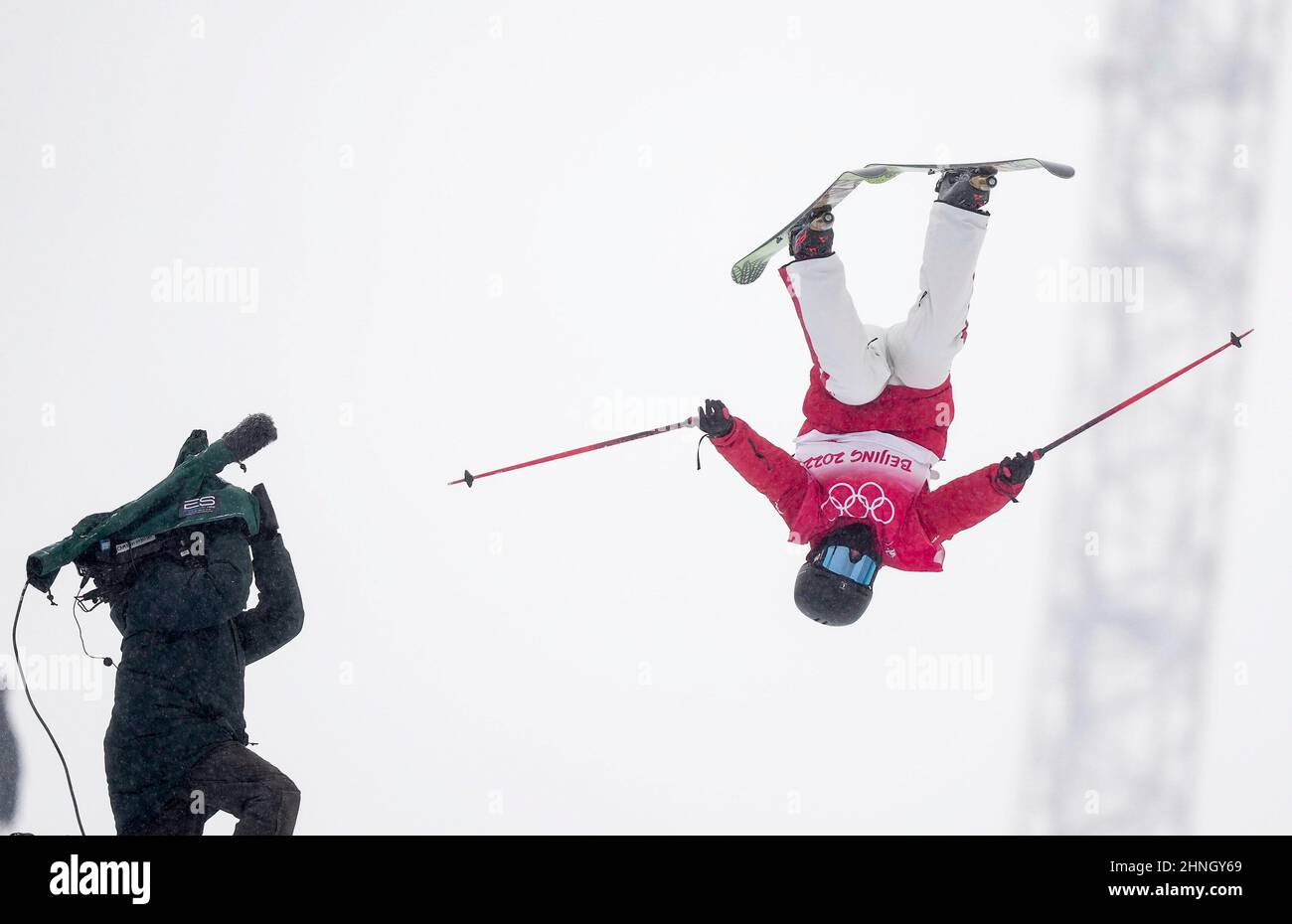 Zhangjiakou, province chinoise du Hebei. 17th févr. 2022. Wang Haizhuo, de Chine, est en compétition lors de la qualification de demi-pipe freeski pour hommes de ski acrobatique aux Jeux olympiques d'hiver de Beijing 2022 au parc Genting Snow Park à Zhangjiakou, dans la province de Hebei, dans le nord de la Chine, le 17 février 2022. Credit: Xue Yubin/Xinhua/Alay Live News Banque D'Images