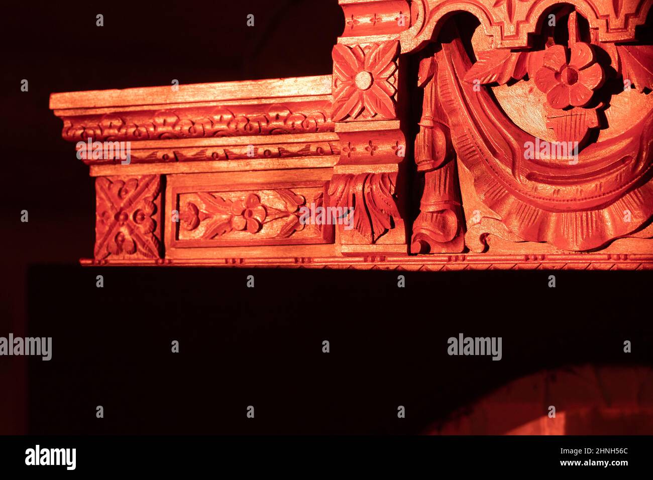 Étonnantes décorations sculptées à la main de placard antique en bois dans l'obscurité avec un peu de lumière tombant sur eux. Donner une nouvelle vie à des choses anciennes. Main Banque D'Images