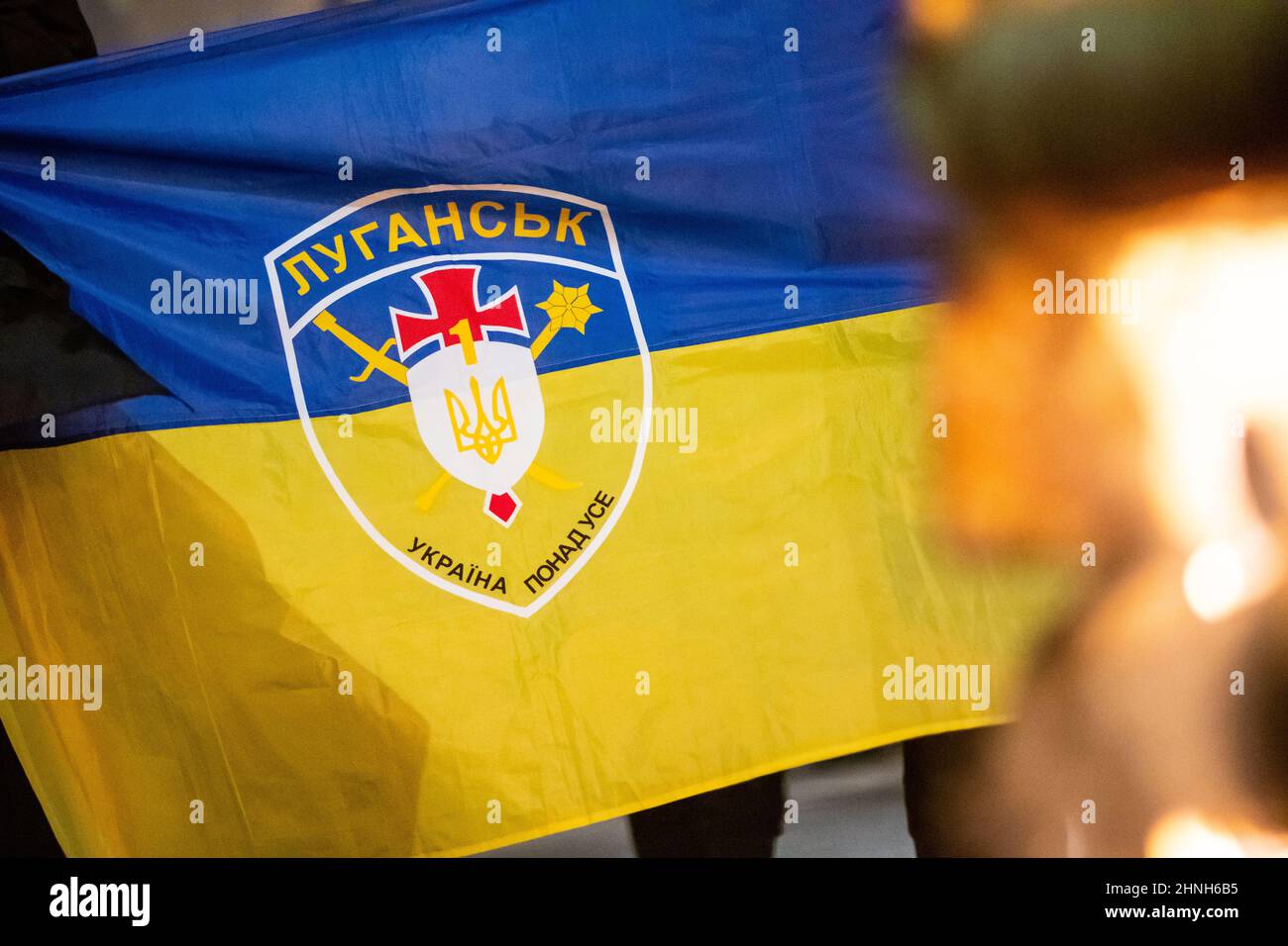 Drapeau de l'Ukraine surtout avec silhouette de symbole ou logo de la ville de Luhansk ou de Lugansk près de la frontière avec la Russie dans la région contestée de Donbass Banque D'Images