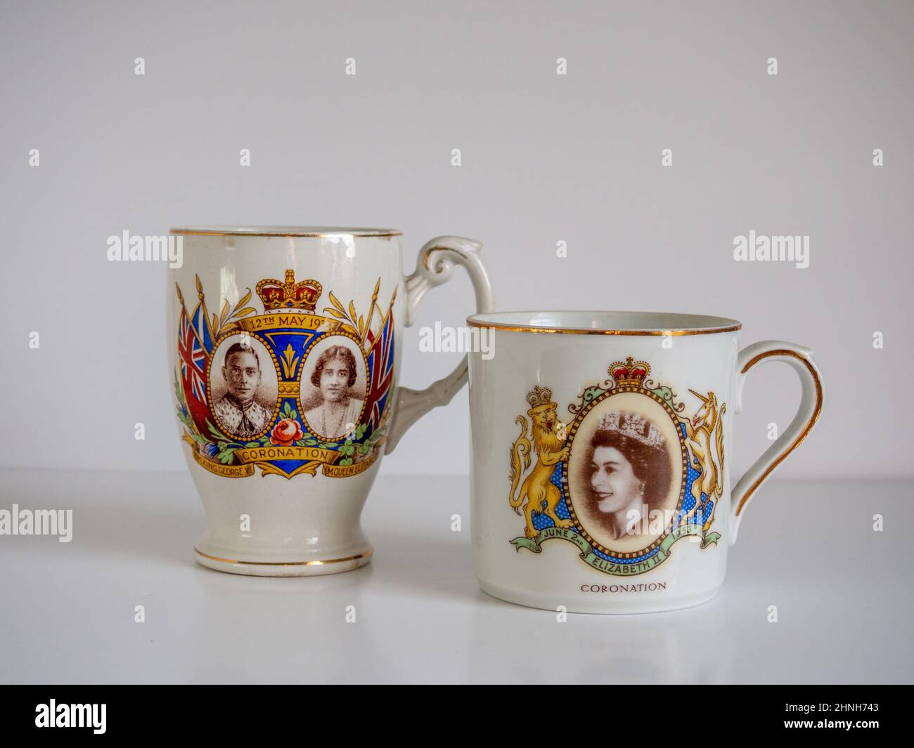 Photo d'une tasse King George VI couronnement 1937 et d'une tasse Queen Elizabeth II couronnement 1953, Royaume-Uni Banque D'Images