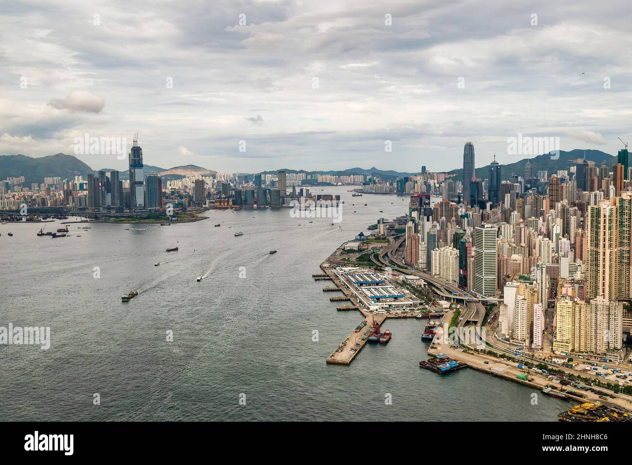 Antenne montrant le développement en hauteur de Kennedy Town, Shek Tong Tsui, et Central sur l'île de Hong Kong, et Kowloon dans le port de Victoria, 2008 Banque D'Images