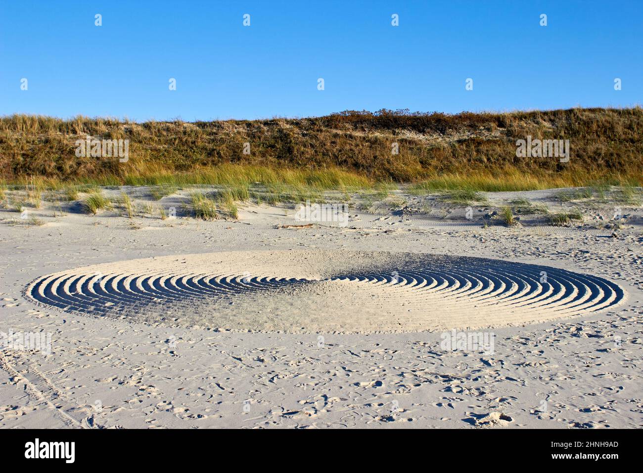 Cercles étranges dans le sable sur la mer. Jardin de pierres zen Banque D'Images