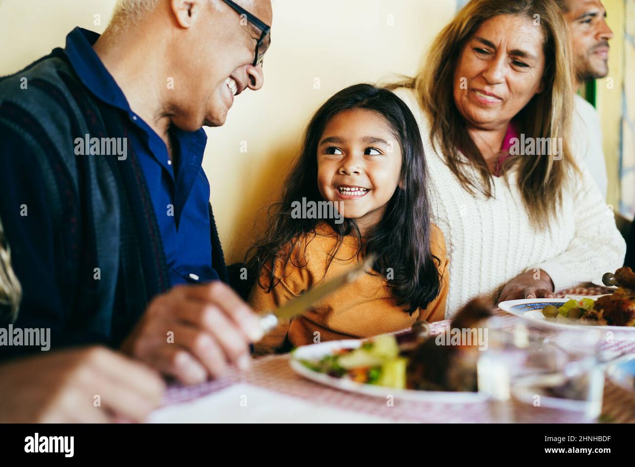 Les grands-parents heureux de manger avec la petite-fille à la maison patio - Focus sur le visage de fille Banque D'Images