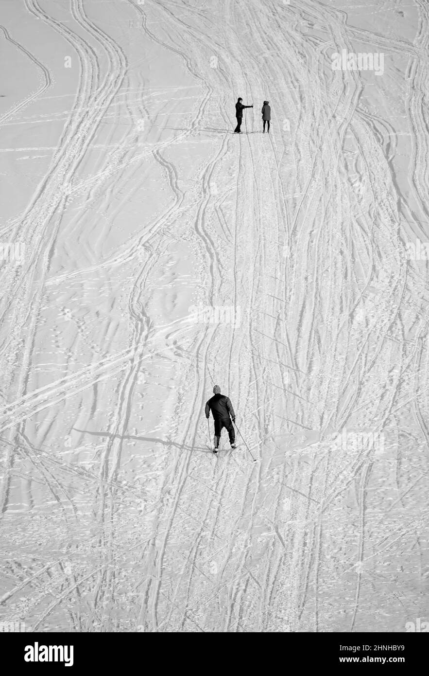 Les gens skier sur une pente de montagne Banque D'Images