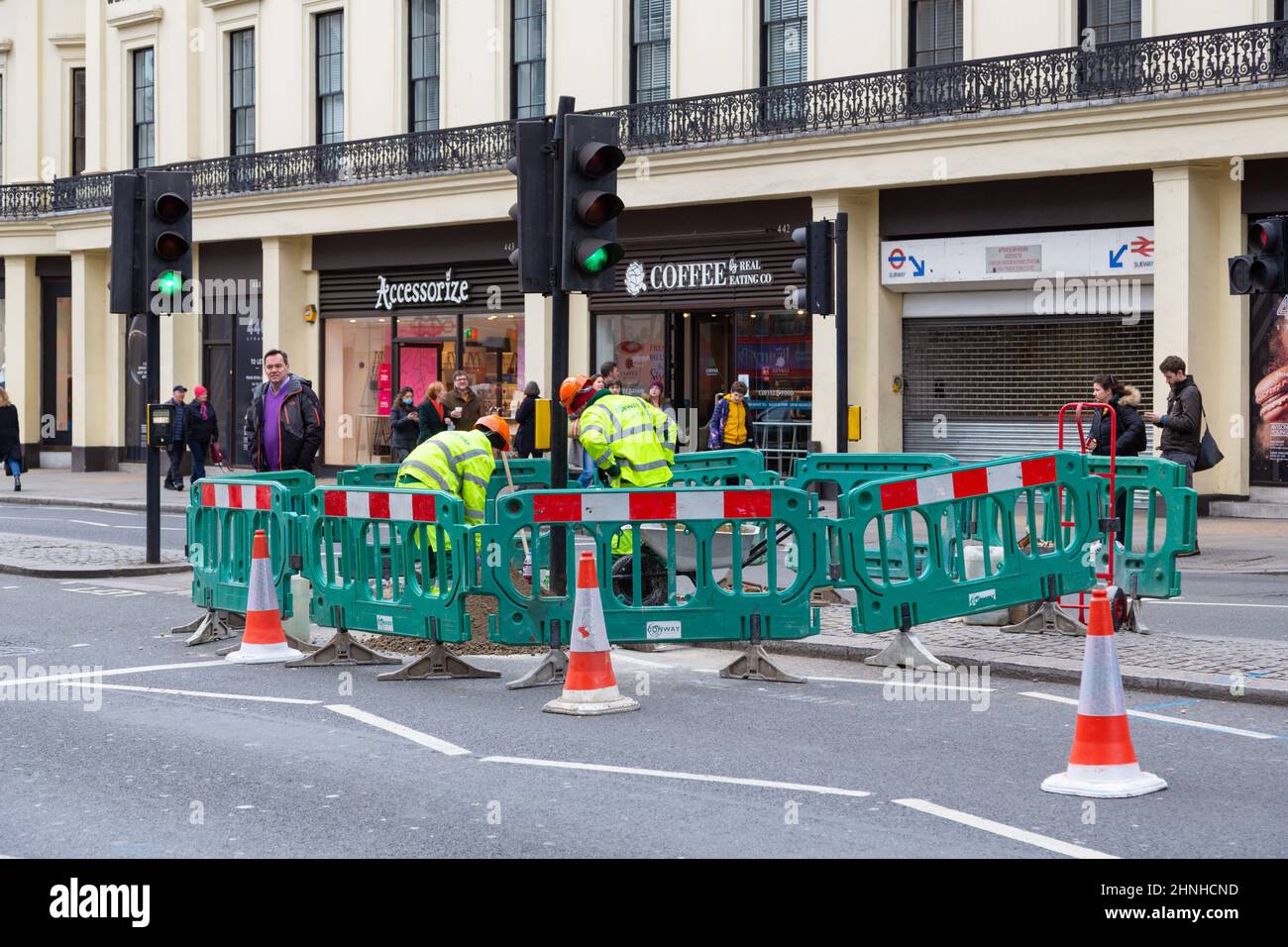 Roadworks with Workforce excavation, traffic Lights and cones, Barriers, londres, royaume-uni Banque D'Images