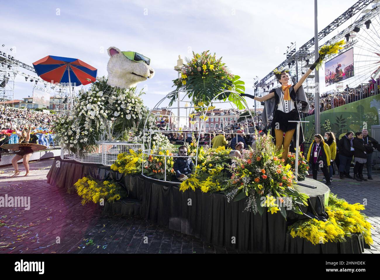 Nice, France. 16th févr. 2022. Une actrice se produit lors du défilé de la bataille des fleurs du Carnaval de Nice 2022 à Nice, en France, le 16 février 2022. Le carnaval se déroule du 11 au 27 février sous le thème « Roi des animaux ». Credit: Serge Haouzi/Xinhua/Alay Live News Banque D'Images