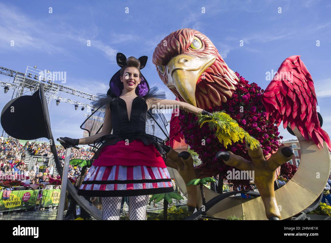 Nice, France. 16th févr. 2022. Une actrice se produit lors du défilé de la bataille des fleurs du Carnaval de Nice 2022 à Nice, en France, le 16 février 2022. Le carnaval se déroule du 11 au 27 février sous le thème « Roi des animaux ». Credit: Serge Haouzi/Xinhua/Alay Live News Banque D'Images