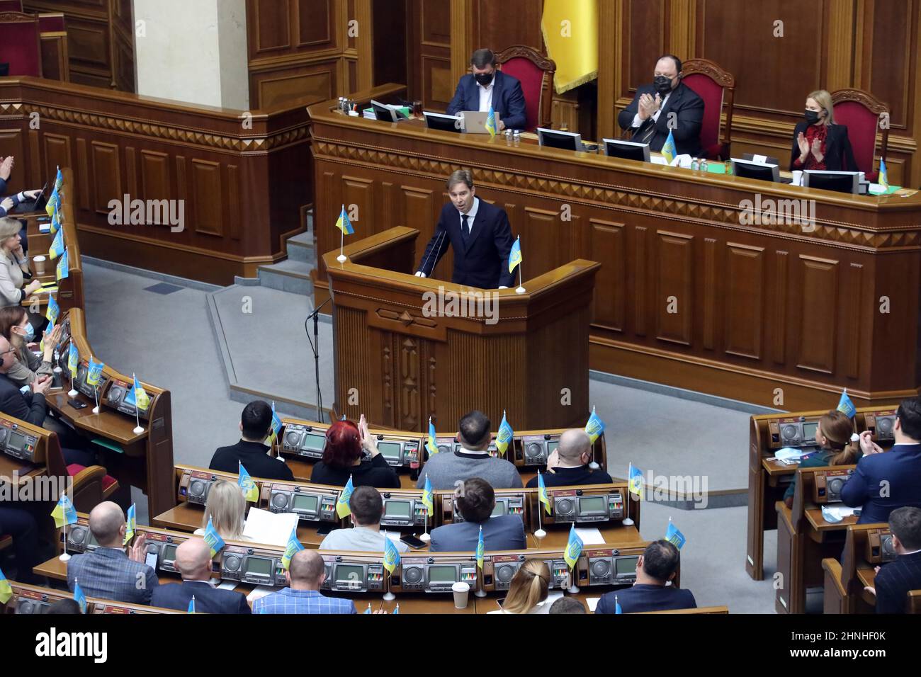 KIEV, UKRAINE - le 17 FÉVRIER 2022 - le député Tobias Ellwood, président du Comité spécial de la défense de la Chambre des communes du Royaume-Uni, délivre un Banque D'Images