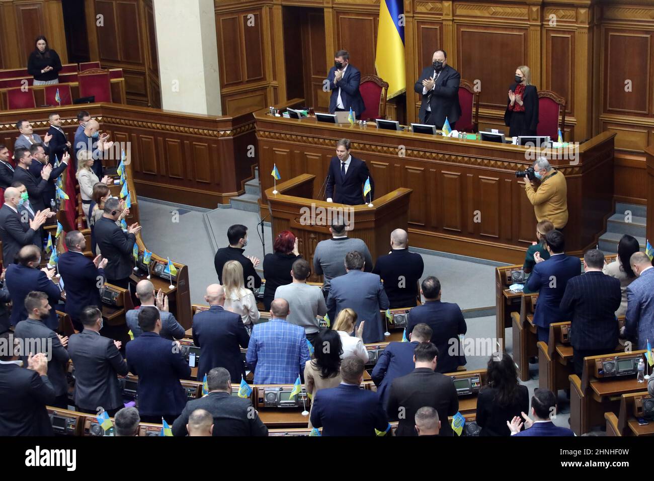 KIEV, UKRAINE - le 17 FÉVRIER 2022 - le député Tobias Ellwood, président du Comité spécial de la défense de la Chambre des communes du Royaume-Uni, délivre un Banque D'Images