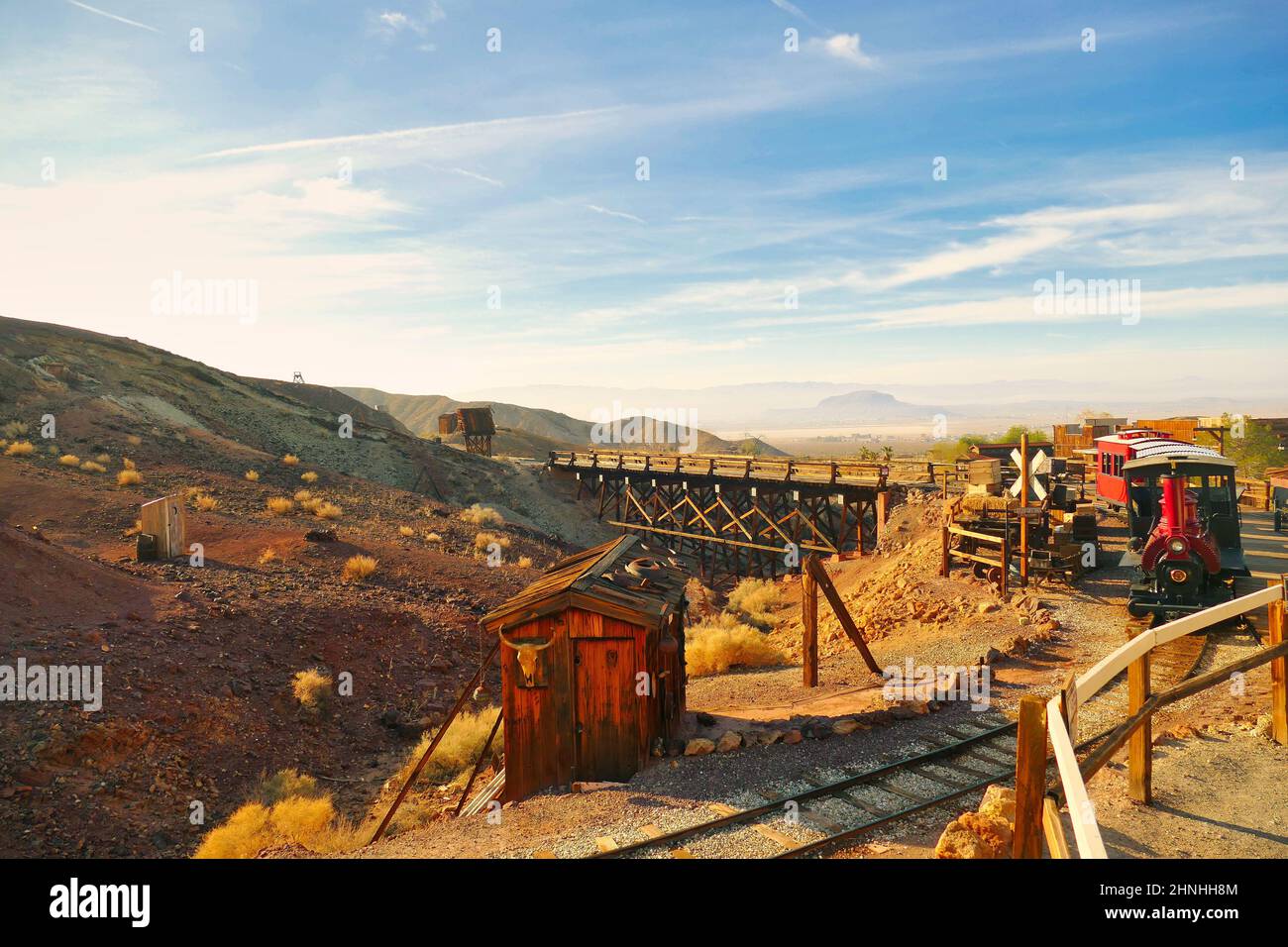 Chemin de fer touristique avec mini train à vapeur dans le remorquage fantôme de Calico, Californie, États-Unis, une vieille ville minière d'argent dans le désert de Mojave. Banque D'Images