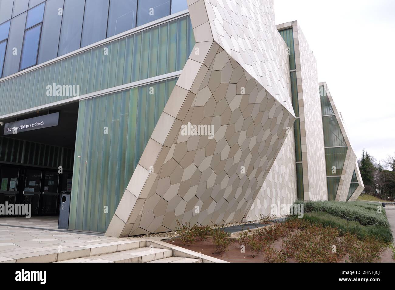 Bâtiment sportif moderne de forme géométrique. Le Zamet Sports Hall est à Rijeka. Il est utilisé pour des événements sportifs, des concerts, des congrès, etc. Il a été construit en 2009 Banque D'Images