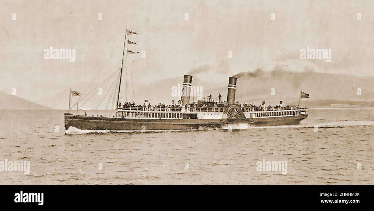 1892. Sous-titré comme l'ancien «Seigneur des îles» de l'île de Wight bateau à vapeur à aubes. (Royaume-Uni) transportant des passagers au-dessus du Solent, la partie de la mer qui sépare l'île de Wight de l'Angleterre continentale. Il peut s'agir d'une erreur de la part de la publication, car le navire semble être un navire du même nom (plus tard nommé Jupiter ) dirigé par la Glasgow et Inveraray Steamboat Company qui a navigué vers Inveraray, en Écosse. Si c'est le cas, ce navire faisait partie en 1890 de la Victoria Steamboat Association lorsqu'il a été remis à neuf avec des entonnoirs télescopiques et que la berline arrière du pont s'étendait à la largeur de la coque Banque D'Images