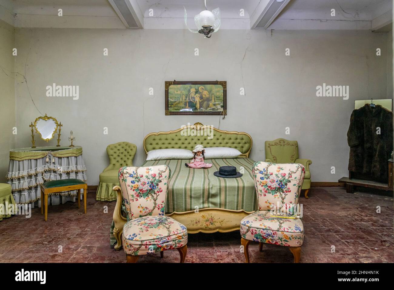 Février 2022, chambre en parfait état d'une maison abandonnée, Urbex dans le nord de l'Italie. Exploration urbaine Banque D'Images