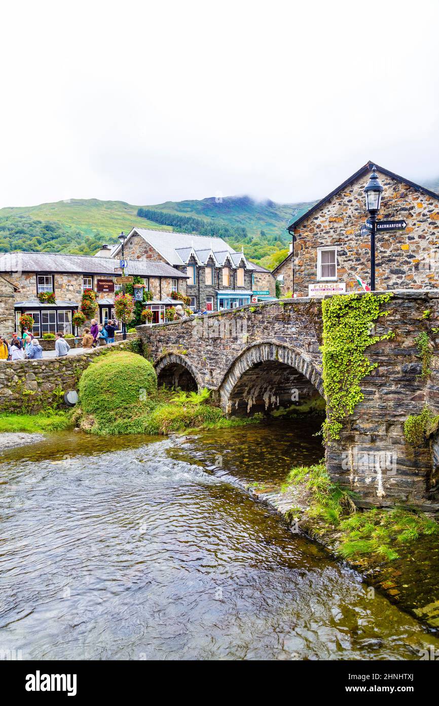 Pont sur la rivière Colwyn au village de Beddgelert à Gwynedd, parc national de Snowdonia, pays de Galles, Royaume-Uni Banque D'Images