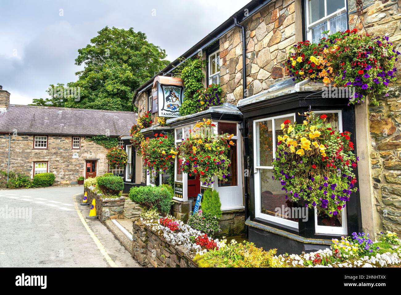 Exteriro of Tanronnen Inn décoré de fleurs au village de Beddgelert à Gwynedd, parc national de Snowdonia, pays de Galles, Royaume-Uni Banque D'Images