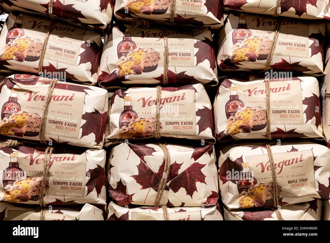 Empilé le panettone italien à la salle de restauration italienne Eataly, Liverpool Street, Londres, Royaume-Uni Banque D'Images