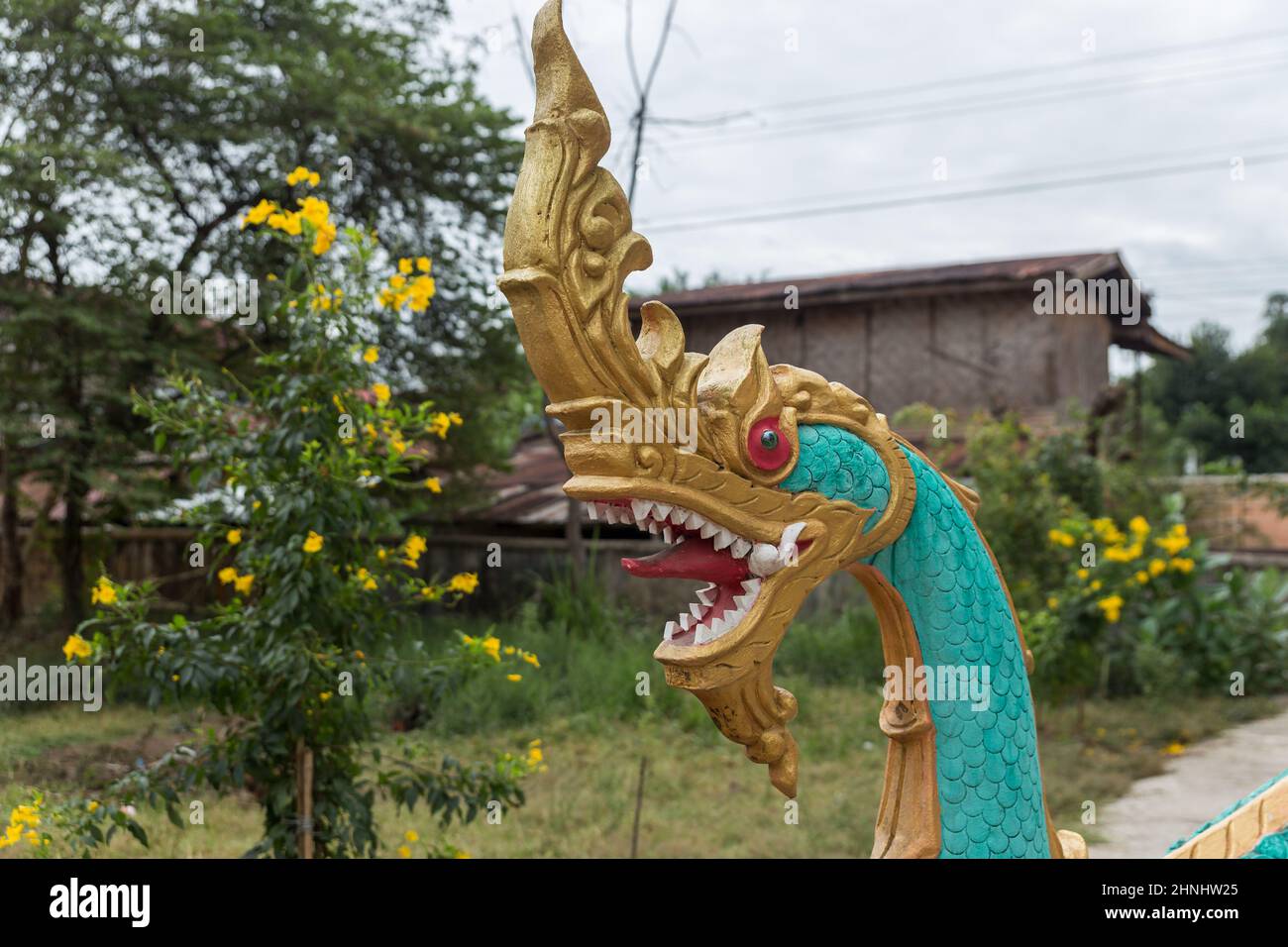 Ban Pak ton, Préfecture de Vientiane, Laos - 09 décembre 2018 : statue de tête de Naga dans le temple bouddhiste, village de Ban Pak ton. Banque D'Images