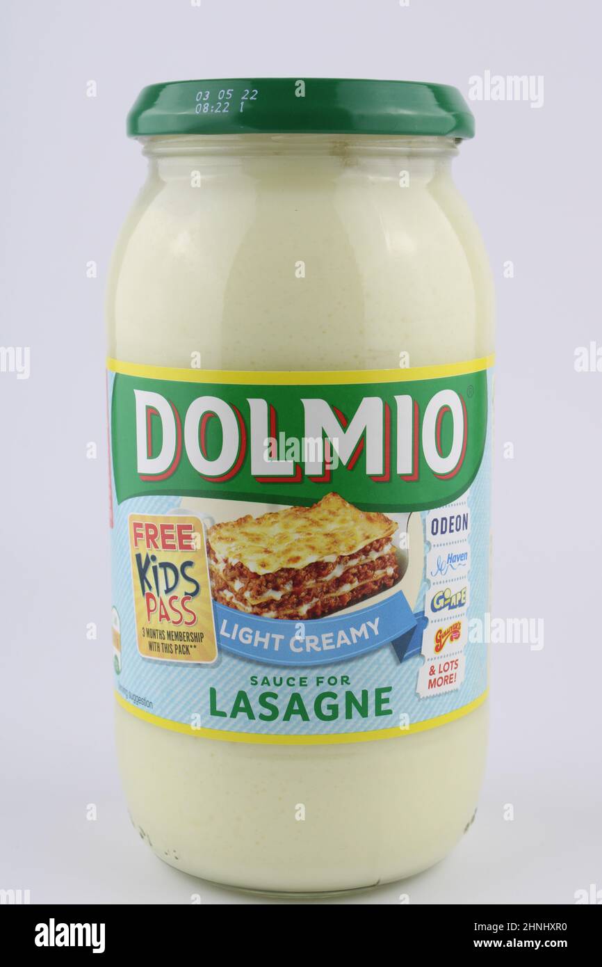 Pot de sauce Dolmio lasagnes légère et crémeuse isolée. Banque D'Images