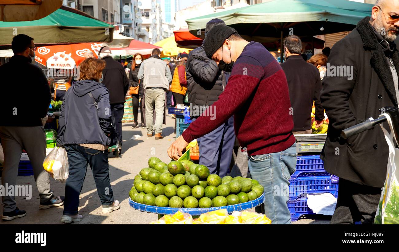 Izmir, Turquie, Turquie. 13th févr. 2022. Des gens aléatoires dans la rue dans la vie quotidienne à Alsancak à Izmir. On sait que la majorité de la population est aux prises avec la forte inflation. (Credit image: © Idil Toffolo/Pacific Press via ZUMA Press Wire) Banque D'Images