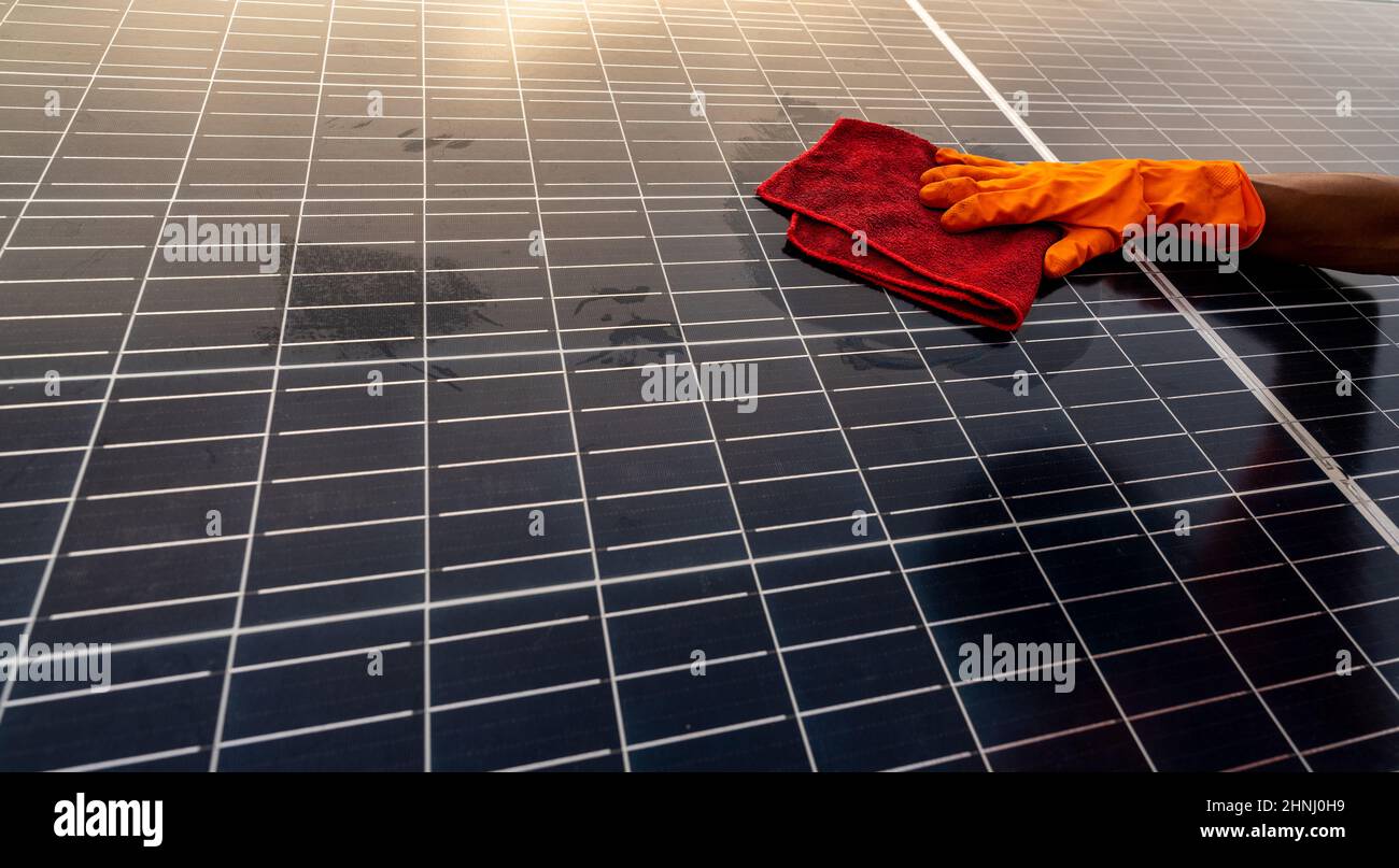 Nettoyer le panneau solaire du toit. Maintenance du panneau solaire ou du module photovoltaïque. Des ressources durables et des énergies renouvelables pour passer au vert. Solaire Banque D'Images