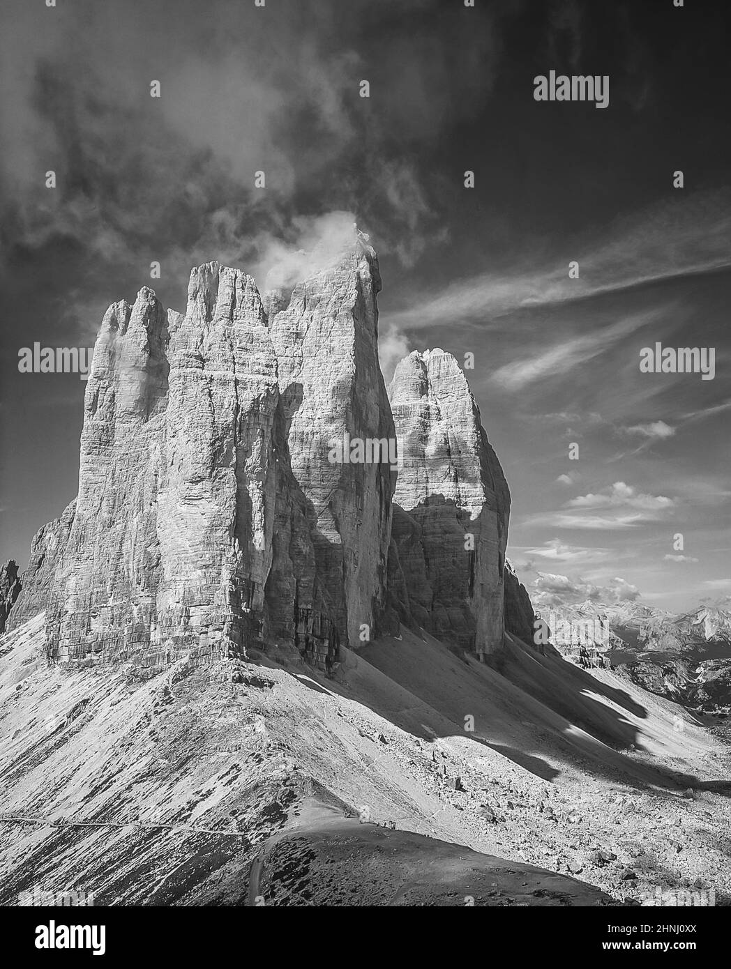 L'image est de la célèbre trois tours, connu en allemand comme Drei Zinnen mais plus poétique nommé en italien comme le Tre Cime di Laverado situé dans la région orientale Sexten-Sesto des Dolomites italiens. Au cours de la première Guerre mondiale, connue sous le nom de Guerre blanche, les sommets ont fourni une barrière naturelle entre les Italiens et les Autrichiens en guerre, la ligne de front traversant les sommets. Banque D'Images