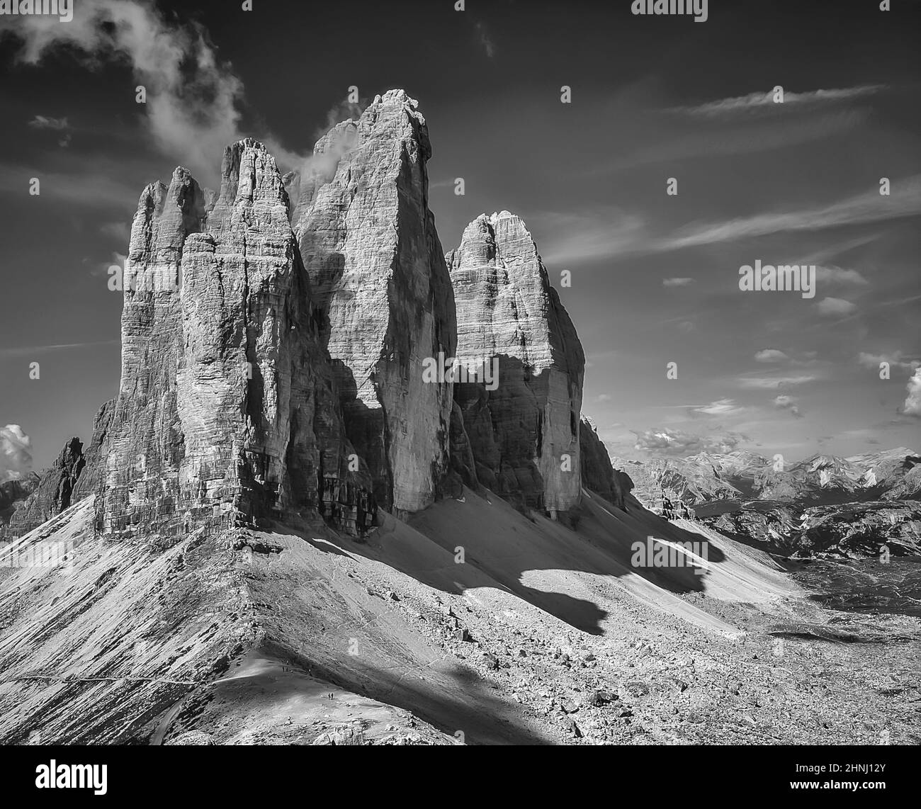 L'image est de la célèbre trois tours, connu en allemand comme Drei Zinnen mais plus poétique nommé en italien comme le Tre Cime di Laverado situé dans la région orientale Sexten-Sesto des Dolomites italiens. Au cours de la première Guerre mondiale, connue sous le nom de Guerre blanche, les sommets ont fourni une barrière naturelle entre les Italiens et les Autrichiens en guerre, la ligne de front traversant les sommets. Banque D'Images