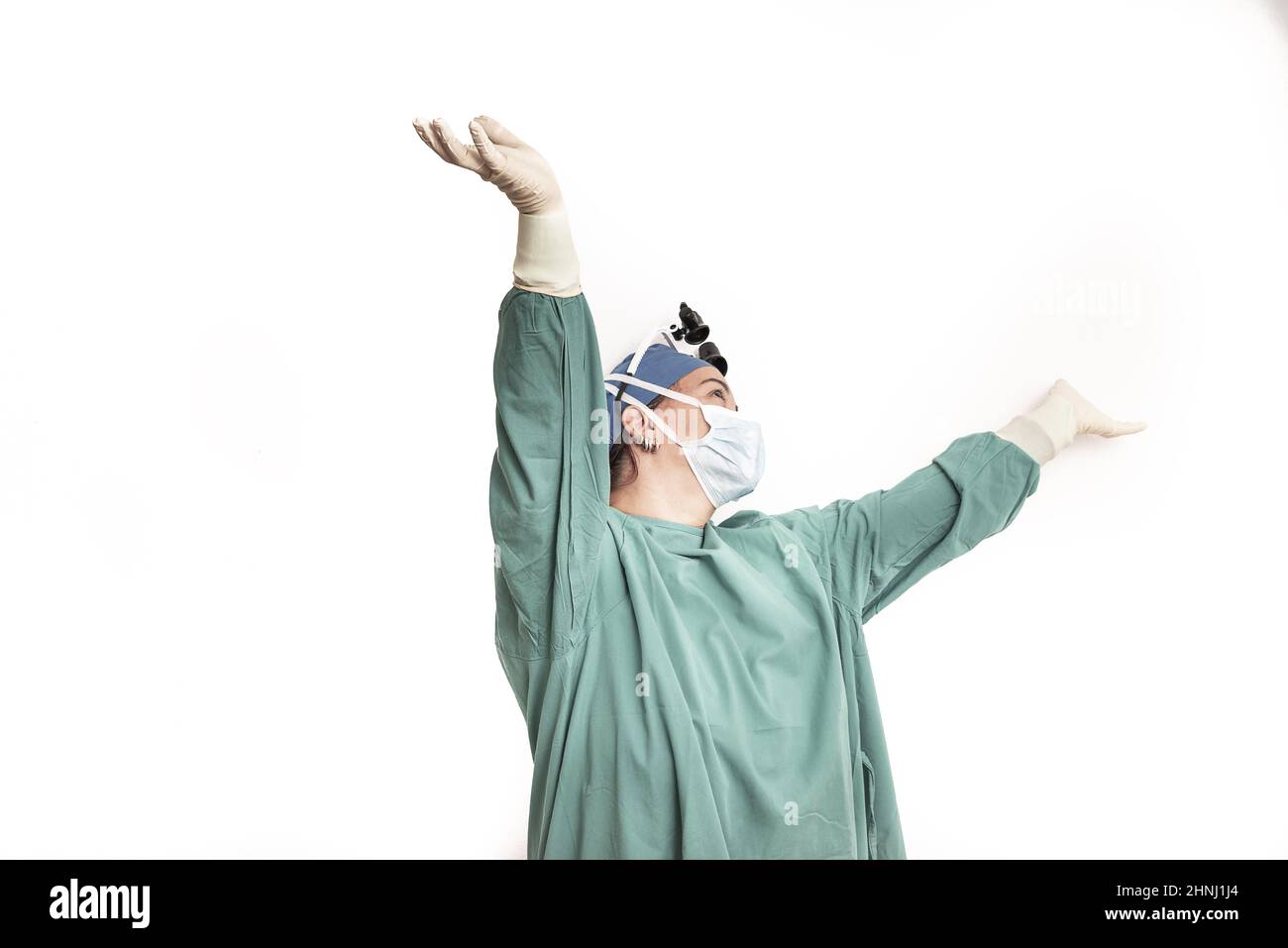Femme médecin visage portant un masque de protection et un capuchon de chirurgien vert fermé isolé sur fond blanc. Sauver la vie du patient, copier la bannière d'espace Banque D'Images Femme médecin visage portant un masque de protection et un capuchon de chirurgien vert fermé isolé sur fond blanc. Sauver la vie du patient, copier la bannière d'espace Banque D'Images