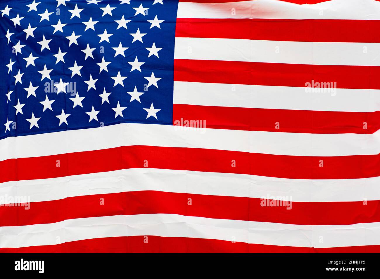 Etats-Unis, Etats-Unis, drapeau américain agitant dans la ville avec des bâtiments gouvernementaux sur fond Banque D'Images