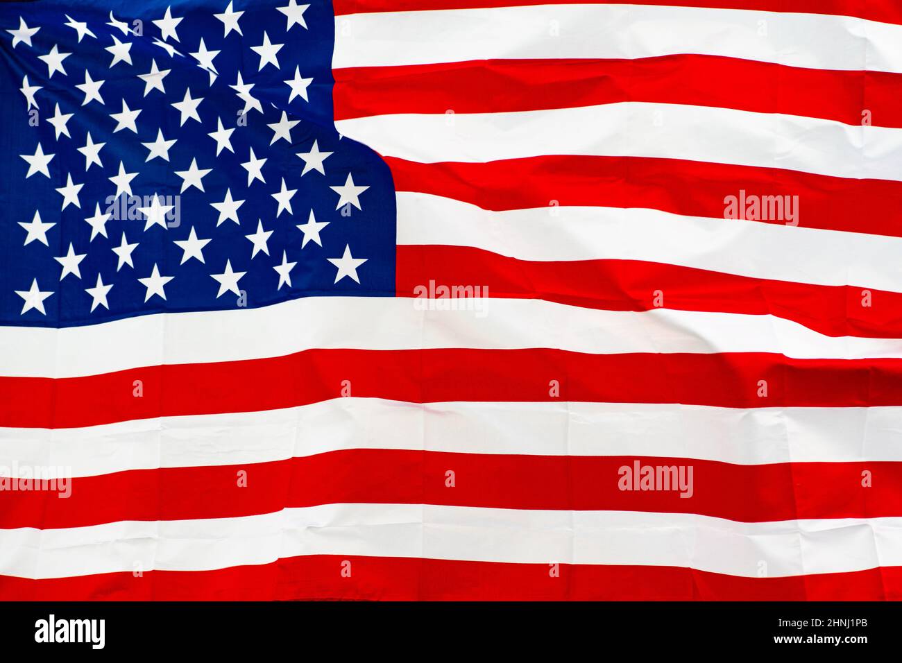 Etats-Unis, Etats-Unis, drapeau américain agitant dans la ville avec des bâtiments gouvernementaux sur fond Banque D'Images