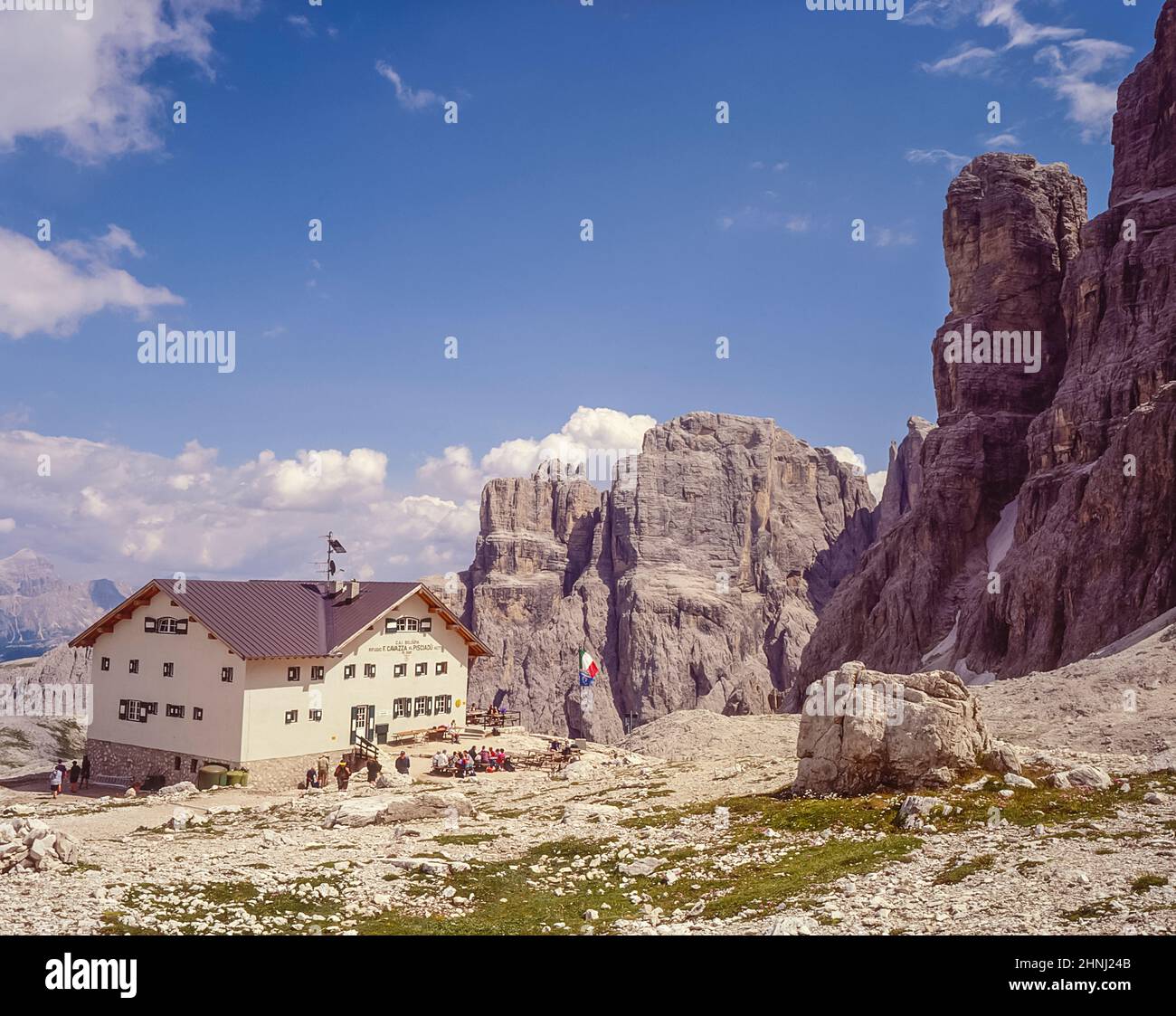 L'image est de la cabane de montagne Rifugio Pisciadu appartenant au Club alpin italien CAI, située dans la région du massif de Sella, dans les Dolomites de l'Alto Adige, dans le nord de l'Italie, les Dolomites étant un site classé au patrimoine mondial de l'UNESCO. Banque D'Images